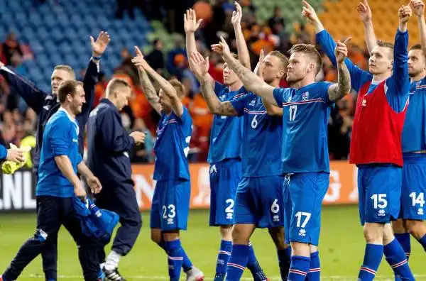 Il secondo posto nel Gruppo A è tra le sorprese più clamorose: l'Islanda si gode l'impresa.