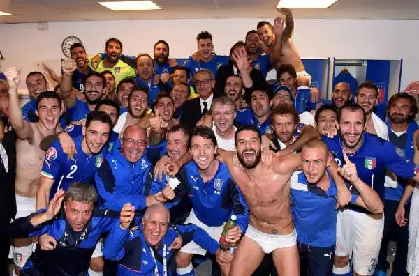 L'Italia di Antonio Conte raggiunge il primo posto nel Gruppo H e si candida come outsider al prossimo Europeo. In foto, gli azzurri in posa dopo la vittoria contro la Norvegia.