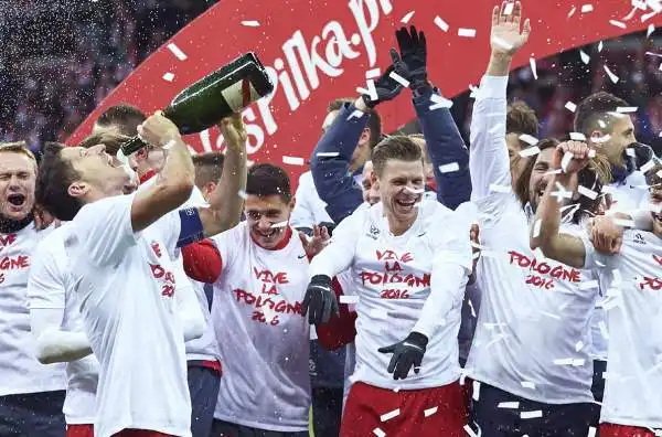 Robert Lewandowski non contiene l'enfasi per la qualificazione della sua Polonia. Dopo aver deciso, praticamente da solo, il secondo posto nel Gruppo D, può festeggiare tra fiumi di champagne.