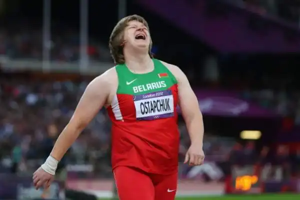 La bielorussa Nadzeya Ostapchuk - getto del peso - ha conquistato un triste primato: è stata la prima salita sul podio a Londra 2012 a cui è stata tolta la medaglia (tra laltro doro) per doping.