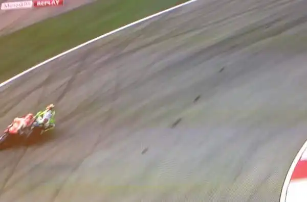 Scintille tra Valentino Rossi e Marc Marquez sul circuito di Sepang. Contatto-giallo fra i due con lo spagnolo che finisce a terra.