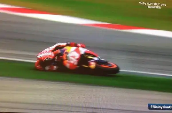 Scintille tra Valentino Rossi e Marc Marquez sul circuito di Sepang. Contatto-giallo fra i due con lo spagnolo che finisce a terra.