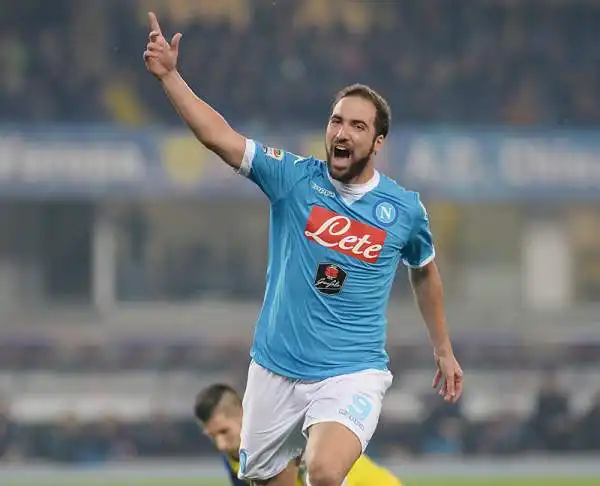 Quarta vittoria consecutiva per il Napoli di Sarri che piga il Chievo nel secondo tempo ed espugna il Bentegodi con un gol del suo bomber Higuain.