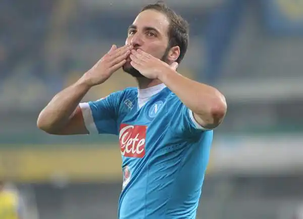 Quarta vittoria consecutiva per il Napoli di Sarri che piga il Chievo nel secondo tempo ed espugna il Bentegodi con un gol del suo bomber Higuain.