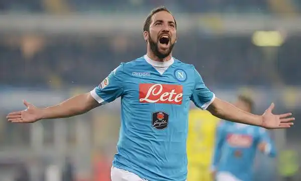 Quarta vittoria consecutiva per il Napoli di Sarri che piga il Chievo nel secondo tempo ed espugna il Bentegodi con un gol del suo bomber Higuain.