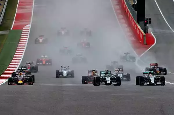 Lewis Hamilton vince a Austin e si laurea campione del mondo. Sul podio il compagno di scuderia Rosberg e un ottimo Vettel: il ferrarista, partito tredicesimo, ha messo a segno una splendida rimonta.