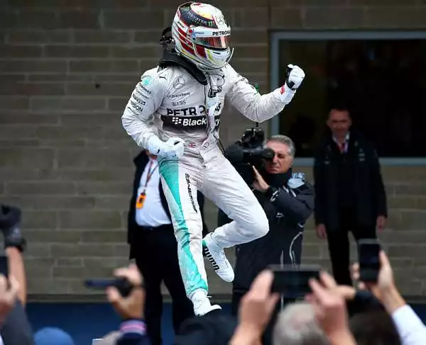 Lewis Hamilton vince a Austin e si laurea campione del mondo. Sul podio il compagno di scuderia Rosberg e un ottimo Vettel: il ferrarista, partito tredicesimo, ha messo a segno una splendida rimonta.
