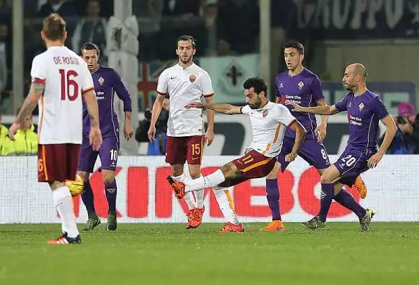 I giallorossi di Garcia mandano un segnale a tutto il campionato espugnando il Franchi e conquistando la vetta della classifica: Roma a segno con l'ex di turno Salah e Gervinho.