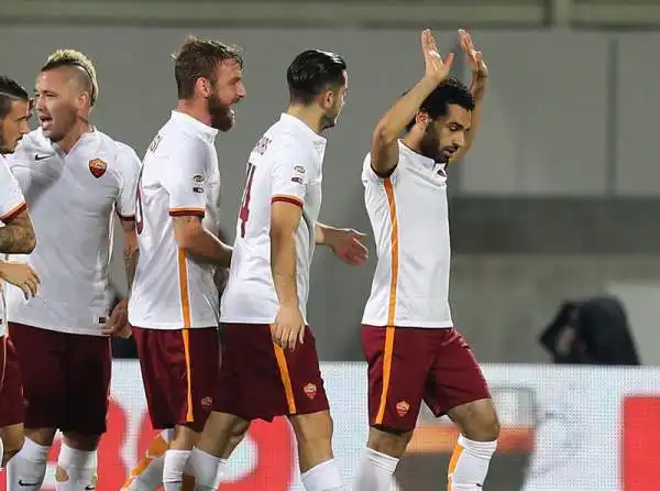 I giallorossi di Garcia mandano un segnale a tutto il campionato espugnando il Franchi e conquistando la vetta della classifica: Roma a segno con l'ex di turno Salah e Gervinho.