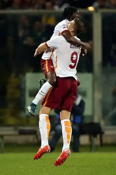 I giallorossi di Garcia mandano un segnale a tutto il campionato espugnando il Franchi e conquistando la vetta della classifica: Roma a segno con l'ex di turno Salah e Gervinho.