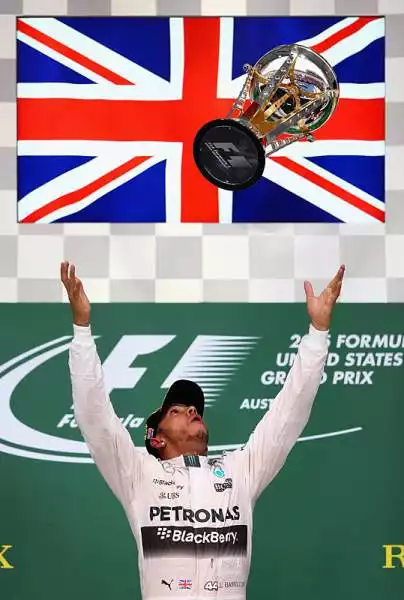 Hamilton ha conquistato per la terza volta in carriera il titolo di campione del mondo. Il pilota della Mercedes ha vinto ad Austin e si è aggiudicato la terza iride, agganciando Senna a quota tre.