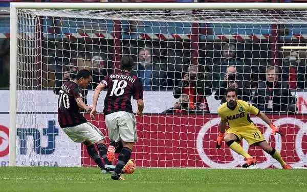 Il Milan deve faticare per battere un Sassuolo costretto in 10 dalla mezz'ora. Bacca su rigore porta avanti i rossoneri, poi nella rirpesa il pareggio di Berardi e il gol vittoria di Luis Adriano.