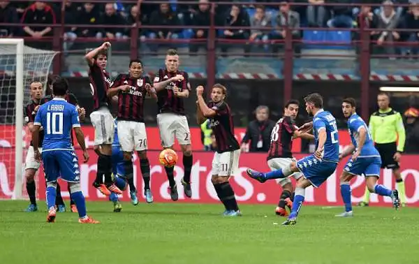Il Milan deve faticare per battere un Sassuolo costretto in 10 dalla mezz'ora. Bacca su rigore porta avanti i rossoneri, poi nella rirpesa il pareggio di Berardi e il gol vittoria di Luis Adriano.