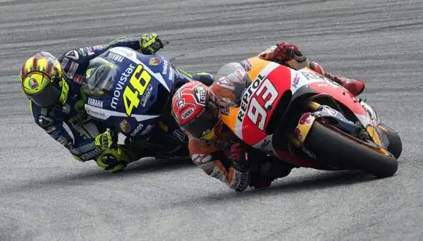 Sepang. In Malesia il fattaccio: un accesissimo duello tra Rossi e Marquez termina con la caduta dello spagnolo. Vale chiude terzo (Lorenzo secondo torna a -7) ma a Valencia partirà ultimo.