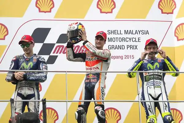 In Malesia succede di tutto. A vincere è Pedrosa che chiude davanti a Lorenzo e Rossi. Ma resterà nella storia lo scontro tra Valentino e Marquez che ha portato alla penalizzazione del pesarese.