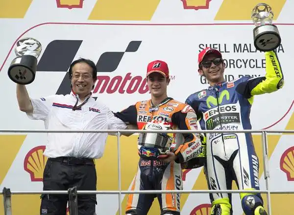 In Malesia succede di tutto. A vincere è Pedrosa che chiude davanti a Lorenzo e Rossi. Ma resterà nella storia lo scontro tra Valentino e Marquez che ha portato alla penalizzazione del pesarese.