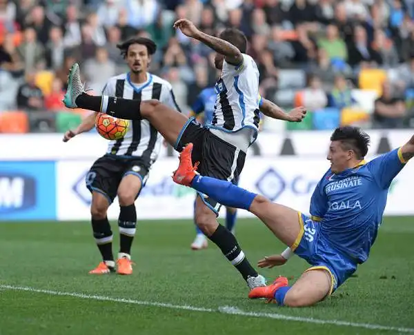 Bene l'Udinese che vince finalmente nel nuovo Stadio Friuli, piegando di misura il Frosinone con un gol di Lodi direttamente da calcio di punizione.