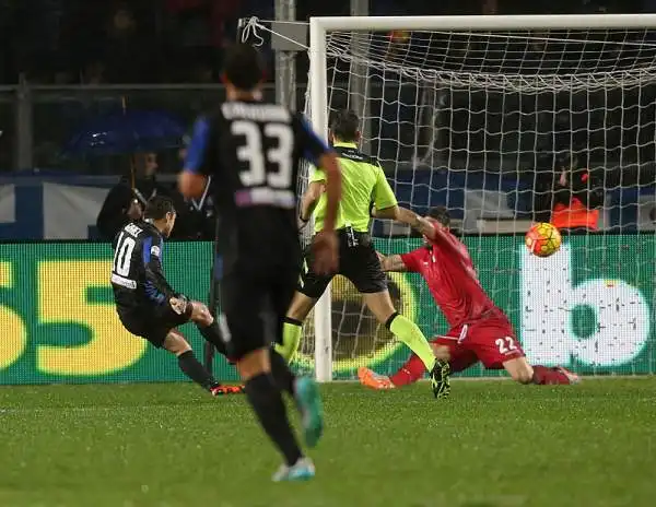 La Lazio è stata sconfitta a Bergamo dall'Atalanta che ha ribaltato l'1-0 di Biglia sfruttando una sfortunata autorete di Basta e un gol a tempo quasi scaduto di Gomez.