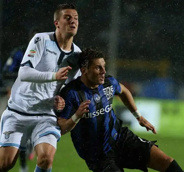 La Lazio è stata sconfitta a Bergamo dall'Atalanta che ha ribaltato l'1-0 di Biglia sfruttando una sfortunata autorete di Basta e un gol a tempo quasi scaduto di Gomez.