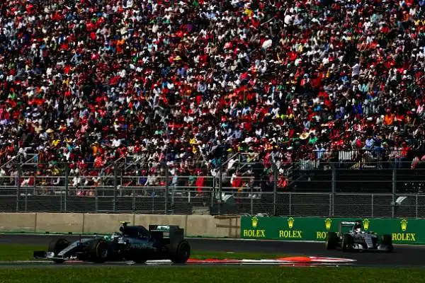 Vince Rosberg, incubo Vettel. Il pilota della Mercedes domina in Messico, gara stregata per la Ferrari, fuori entrambe le monoposto.
