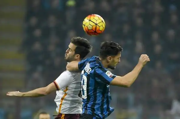 Roma ko, l'Inter torna in vetta. Medel decide il big match, vinto 1-0 dai nerazzurri. Espulso Pjanic.