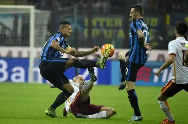 Roma ko, l'Inter torna in vetta. Medel decide il big match, vinto 1-0 dai nerazzurri. Espulso Pjanic.