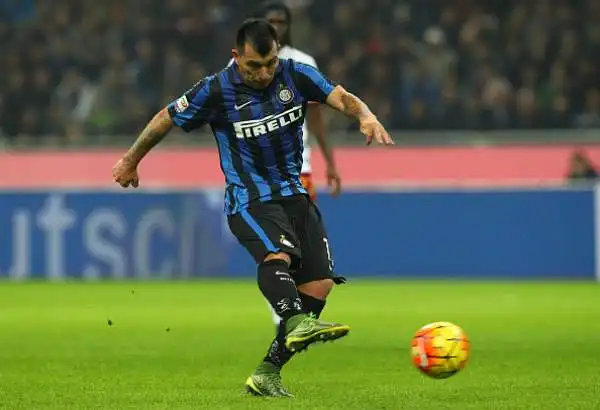 Roma ko, l'Inter torna in vetta. Medel decide il big match, vinto 1-0 dai nerazzurri. Espulso Pjanic.