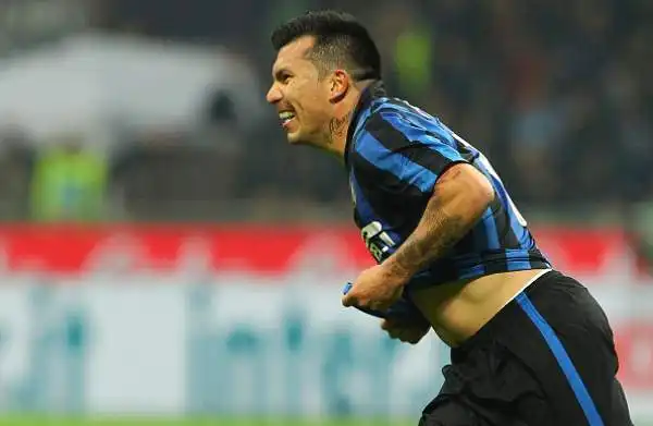 Roma ko, l'Inter torna in vetta. Medel decide il big match, vinto 1-0 dai nerazzurri. Espulso Pjanic.