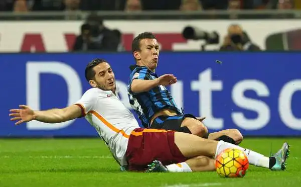 Roma ko, l'Inter torna in vetta. Medel decide il big match, vinto 1-0 dai nerazzurri. Espulso Pjanic.