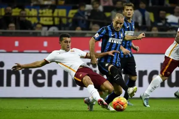 Roma ko, l'Inter torna in vetta. Medel decide il big match, vinto 1-0 dai nerazzurri. Espulso Pjanic.