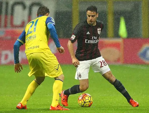 A San Siro i rossoneri, dopo un primo tempo con poche emozioni, piegano un buon Chievo nella ripresa con un gol di Antonelli che ben assistito da Bacca batte Bizzarri.