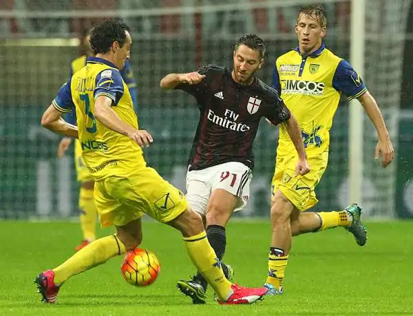 A San Siro i rossoneri, dopo un primo tempo con poche emozioni, piegano un buon Chievo nella ripresa con un gol di Antonelli che ben assistito da Bacca batte Bizzarri.