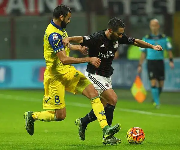 A San Siro i rossoneri, dopo un primo tempo con poche emozioni, piegano un buon Chievo nella ripresa con un gol di Antonelli che ben assistito da Bacca batte Bizzarri.