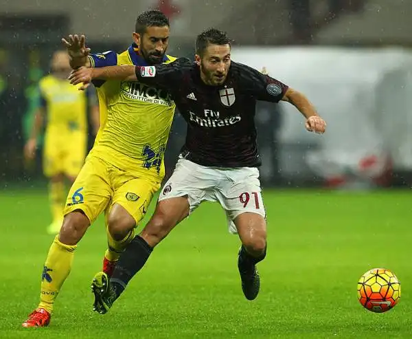 A San Siro i rossoneri, dopo un primo tempo con poche emozioni, piegano un buon Chievo nella ripresa con un gol di Antonelli che ben assistito da Bacca batte Bizzarri.