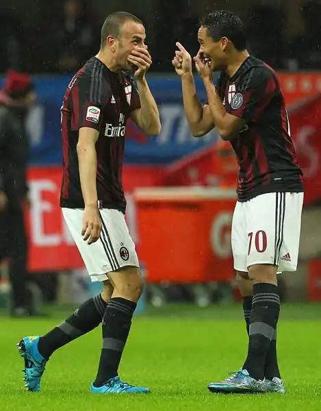 A San Siro i rossoneri, dopo un primo tempo con poche emozioni, piegano un buon Chievo nella ripresa con un gol di Antonelli che ben assistito da Bacca batte Bizzarri.