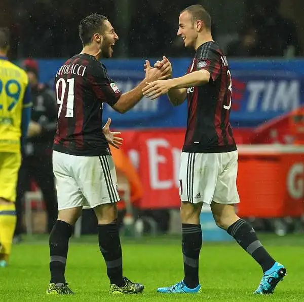 A San Siro i rossoneri, dopo un primo tempo con poche emozioni, piegano un buon Chievo nella ripresa con un gol di Antonelli che ben assistito da Bacca batte Bizzarri.