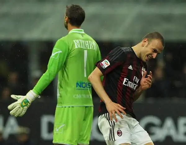 A San Siro i rossoneri, dopo un primo tempo con poche emozioni, piegano un buon Chievo nella ripresa con un gol di Antonelli che ben assistito da Bacca batte Bizzarri.