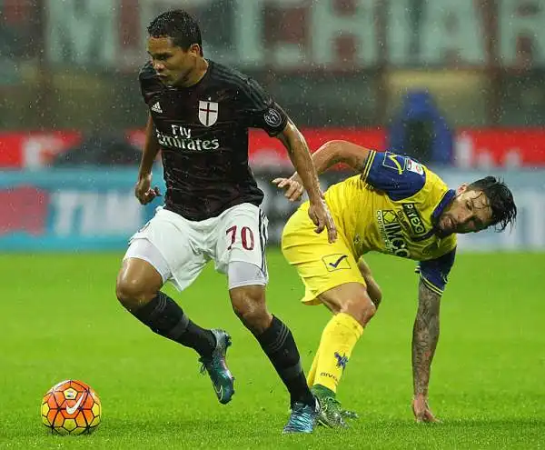 A San Siro i rossoneri, dopo un primo tempo con poche emozioni, piegano un buon Chievo nella ripresa con un gol di Antonelli che ben assistito da Bacca batte Bizzarri.