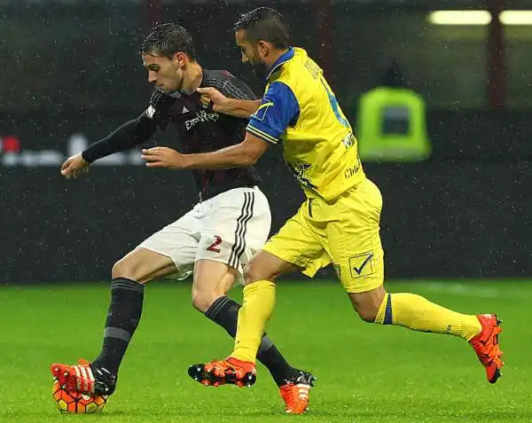 A San Siro i rossoneri, dopo un primo tempo con poche emozioni, piegano un buon Chievo nella ripresa con un gol di Antonelli che ben assistito da Bacca batte Bizzarri.