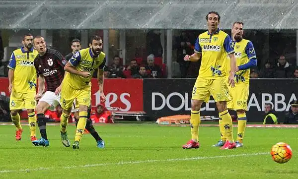 A San Siro i rossoneri, dopo un primo tempo con poche emozioni, piegano un buon Chievo nella ripresa con un gol di Antonelli che ben assistito da Bacca batte Bizzarri.