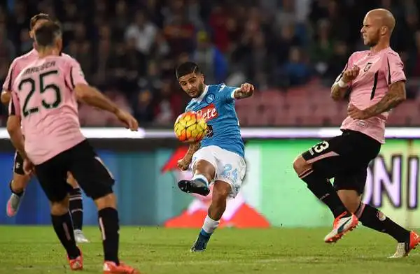 Al San Paolo il Napoli, grazie al capocannoniere Higuain e al primo sigillo in campionato di Mertens, ha tenuto il passo aggiudicandosi il derby del sud contro il Palermo.