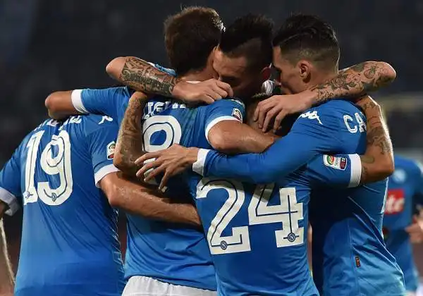 Al San Paolo il Napoli, grazie al capocannoniere Higuain e al primo sigillo in campionato di Mertens, ha tenuto il passo aggiudicandosi il derby del sud contro il Palermo.