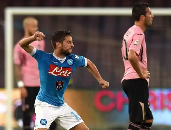 Al San Paolo il Napoli, grazie al capocannoniere Higuain e al primo sigillo in campionato di Mertens, ha tenuto il passo aggiudicandosi il derby del sud contro il Palermo.