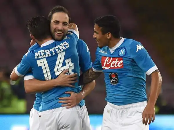 Al San Paolo il Napoli, grazie al capocannoniere Higuain e al primo sigillo in campionato di Mertens, ha tenuto il passo aggiudicandosi il derby del sud contro il Palermo.