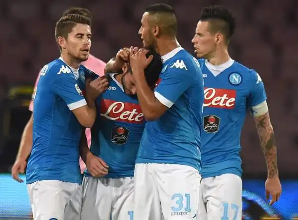 Al San Paolo il Napoli, grazie al capocannoniere Higuain e al primo sigillo in campionato di Mertens, ha tenuto il passo aggiudicandosi il derby del sud contro il Palermo.