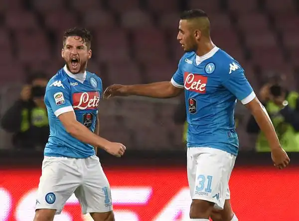 Al San Paolo il Napoli, grazie al capocannoniere Higuain e al primo sigillo in campionato di Mertens, ha tenuto il passo aggiudicandosi il derby del sud contro il Palermo.