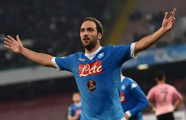 Al San Paolo il Napoli, grazie al capocannoniere Higuain e al primo sigillo in campionato di Mertens, ha tenuto il passo aggiudicandosi il derby del sud contro il Palermo.