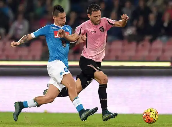 Al San Paolo il Napoli, grazie al capocannoniere Higuain e al primo sigillo in campionato di Mertens, ha tenuto il passo aggiudicandosi il derby del sud contro il Palermo.