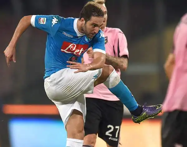 Al San Paolo il Napoli, grazie al capocannoniere Higuain e al primo sigillo in campionato di Mertens, ha tenuto il passo aggiudicandosi il derby del sud contro il Palermo.