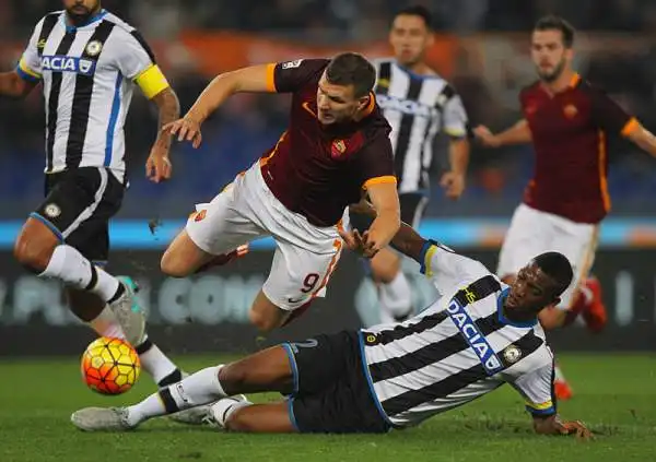 La Roma si è torna in testa alla classifica battendo 3-1 l'Udinese con i gol del solito Pjanic, del redivivo Maicon e di Gervinho, di Thereau il gol della bandiera per i friulani.